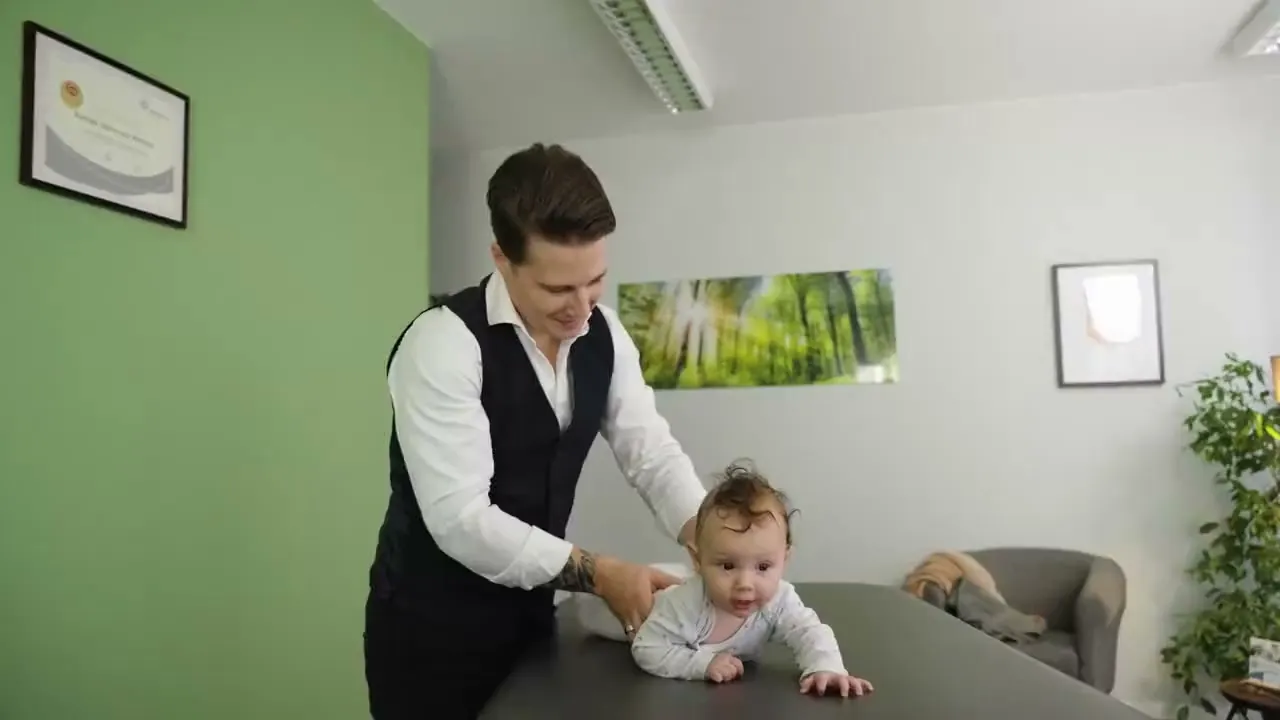 Ausschnitt aus einer kinderosteopathischen Behandlung im Osteozentrum