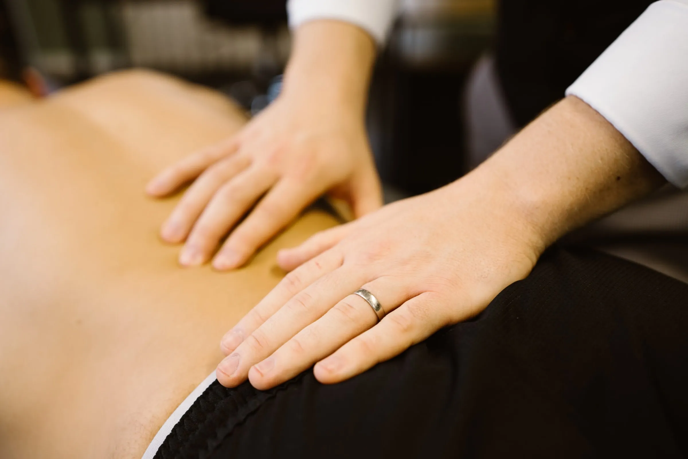 Hände bei einer osteopathischen Behandlung